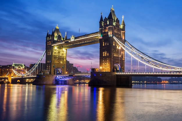 Famoso Tower Bridge en la noche, Londres, Inglaterra
