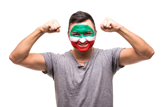 El fanático del partidario del hombre hermoso de la cara pintada de la bandera del equipo nacional de Irán consigue la victoria feliz gritando en una cámara. Fans de las emociones.