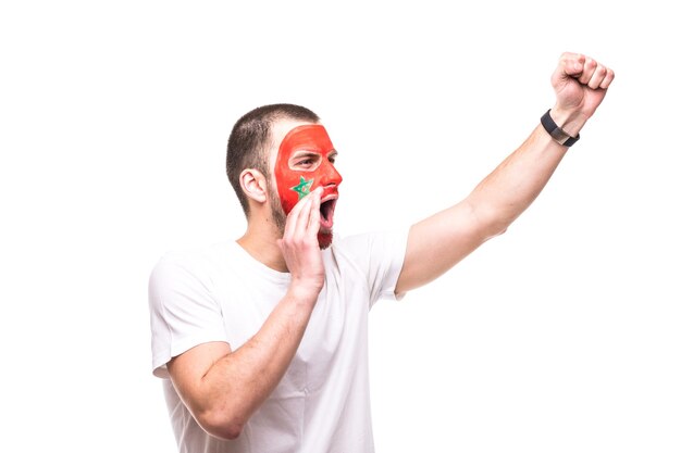 El fanático del partidario del hombre hermoso del equipo nacional de Marruecos pintado la cara de la bandera consigue la victoria feliz gritando señaló con la mano. Fans de las emociones.