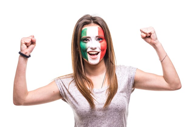 El fanático del partidario de la mujer bonita de la cara pintada de la bandera del equipo nacional de México consigue la victoria feliz gritando en una cámara. Fans de las emociones.