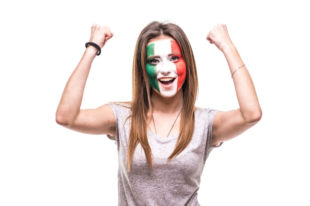 Foto gratuita el fanático del partidario de la mujer bonita de la cara pintada de la bandera del equipo nacional de méxico consigue la victoria feliz gritando en una cámara. fans de las emociones.