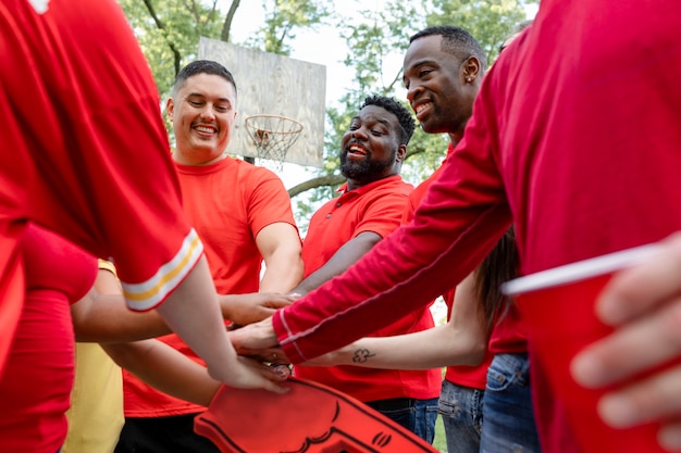 Fanáticos del fútbol en un grupo en una fiesta en el portón trasero