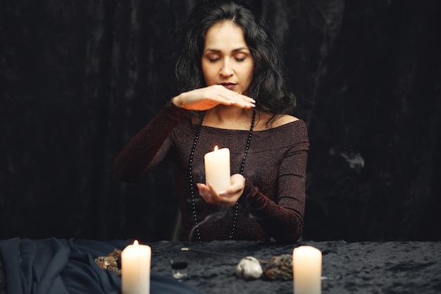 Fantasía hermosa gitana. Mujer adivina leyendo el futuro en las cartas mágicas del tarot.