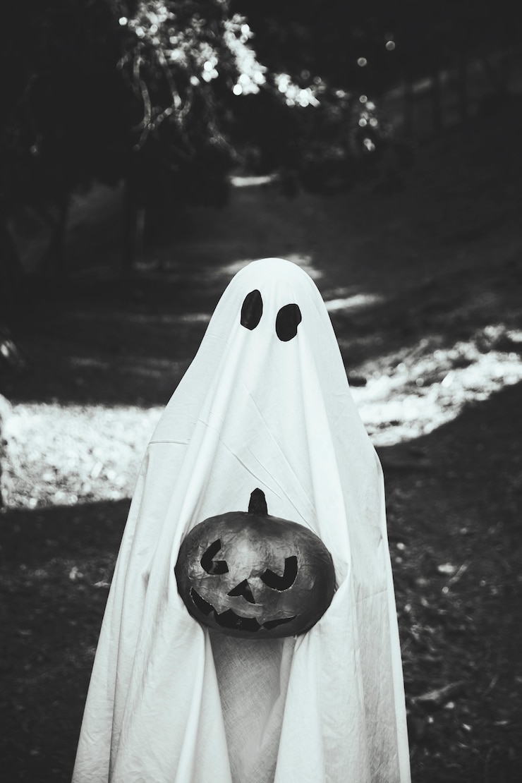 Foto gratuito fantasma con calabaza de diablo en las manos