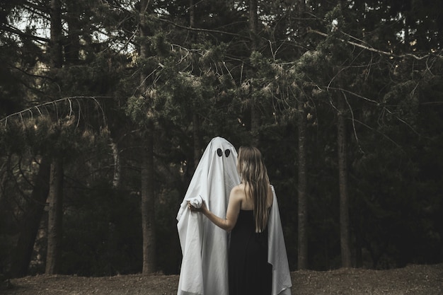 Fantasma y dama abrazándose en el parque