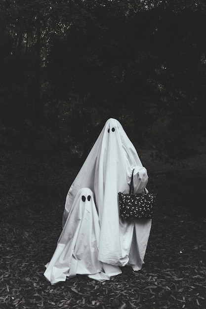 Foto gratuita fantasma con niño en el bosque