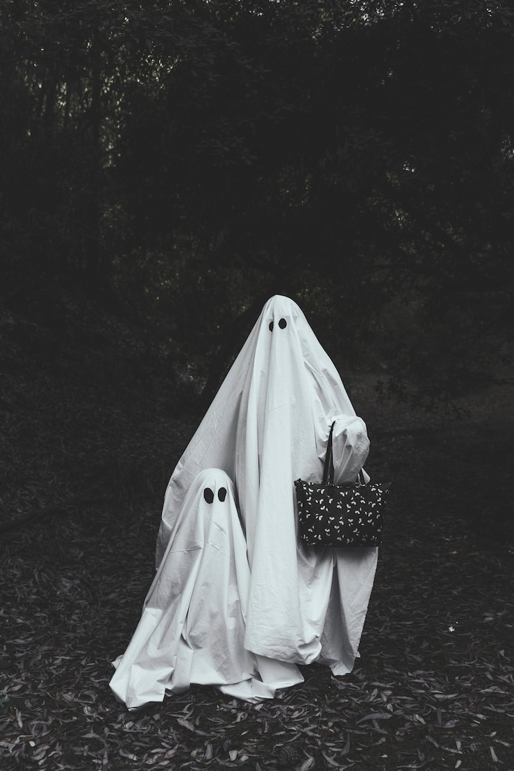 Foto gratuito fantasma con niño en el bosque