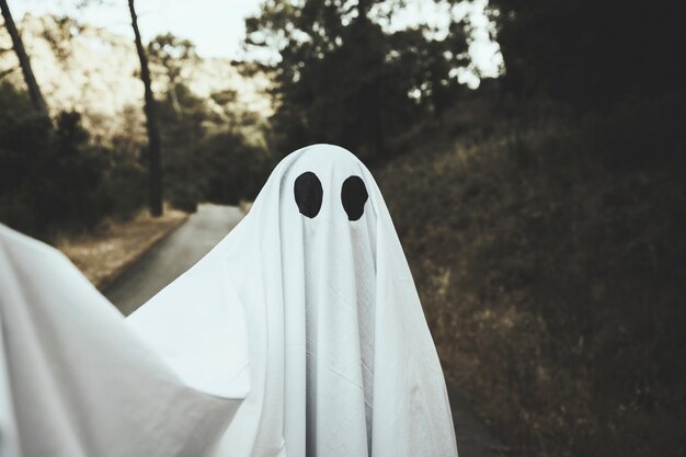 Fantasma sombrío haciendo selfie en el parque