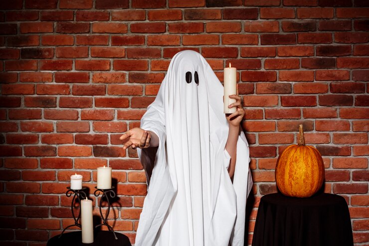 Foto gratuito fantasma sosteniendo la vela, estirando la mano. fiesta de halloween.