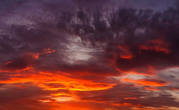 Fantasmagórico cielo naranja con nubes