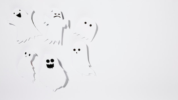 Fantasmas de Halloween hechos de papel con caras divertidas