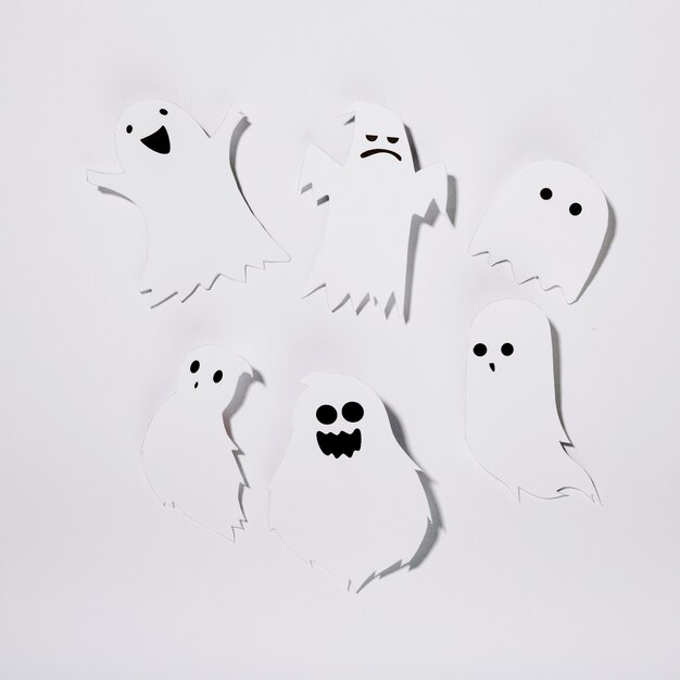 Fantasmas de papel hecho a mano con caras divertidas