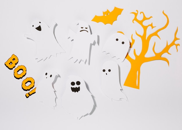 Foto gratuita fantasmas de papel con la inscripción ¡boo!