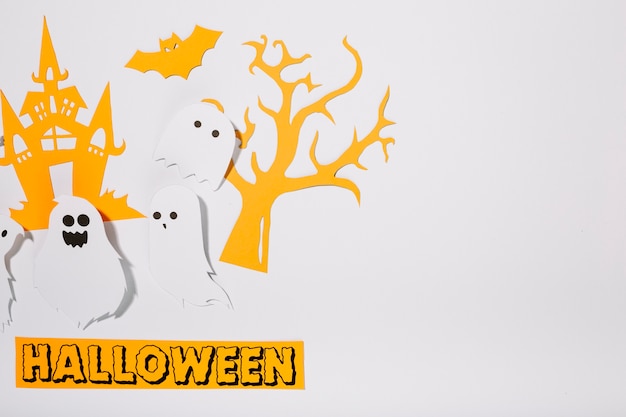 Fantasmas de papel con inscripción Halloween