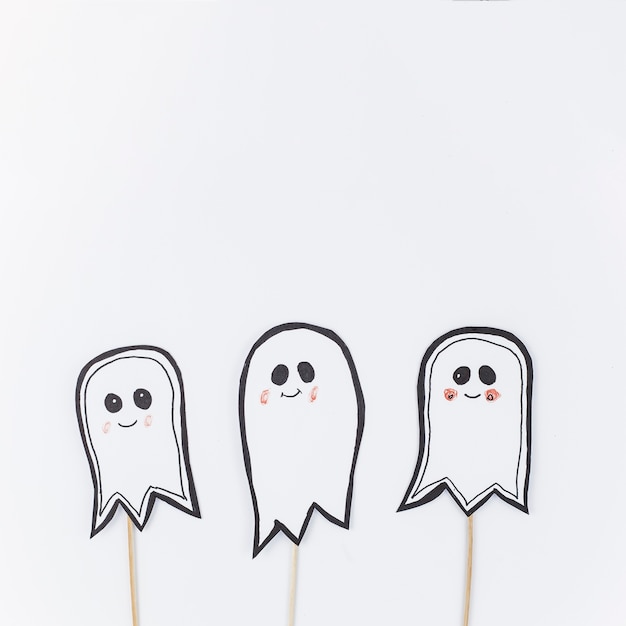 Foto gratuita fantasmas de papel en palos para halloween