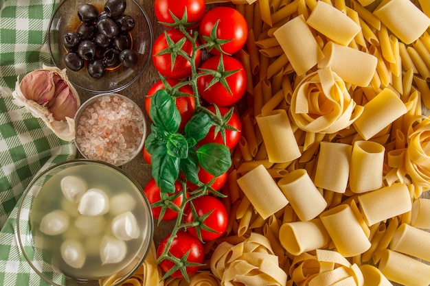 Fantástica composición con ingredientes para la pasta italiana
