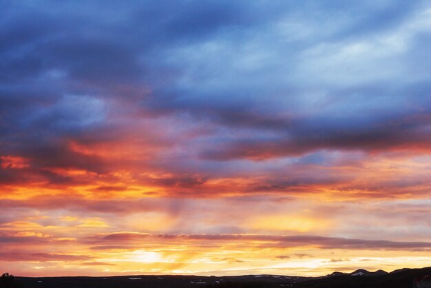 Fantástica puesta de sol en las montañas cúmulos