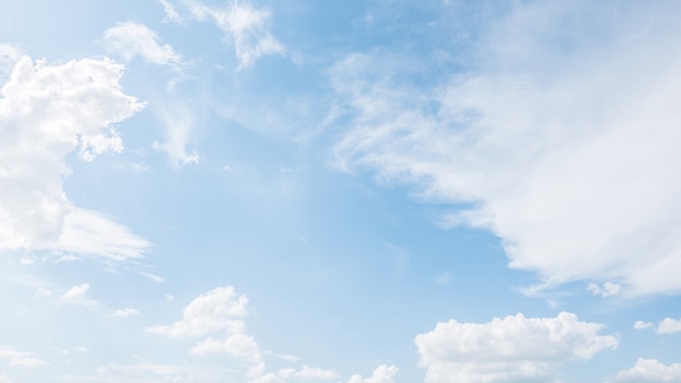 Fantástico cielo azul