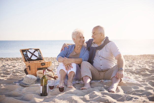 Fantástico día en la playa. Pareja senior en la playa, la jubilación y el concepto de vacaciones de verano