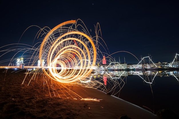 Foto gratuita fantástico efecto de luz con muchos destellos cerca del agua.