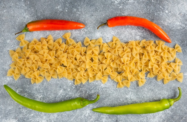 Farfalle crudo y chiles en piedra.