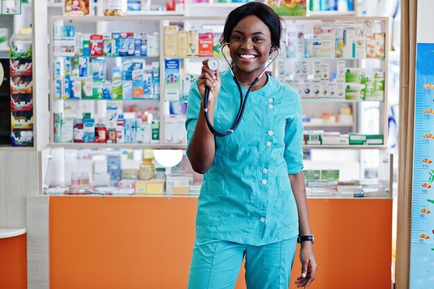 Farmacéutico afroamericano que trabaja en una farmacia en la farmacia del hospital Estetoscopio de atención médica africana en una doctora negra