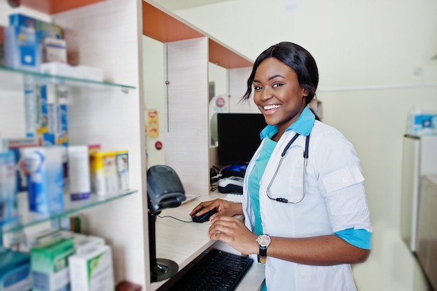 Farmacéutico afroamericano que trabaja en una farmacia en la farmacia del hospital Salud africana