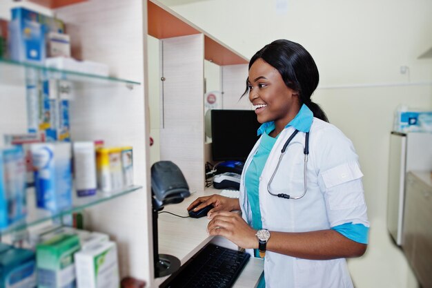 Farmacéutico afroamericano que trabaja en una farmacia en la farmacia del hospital Salud africana