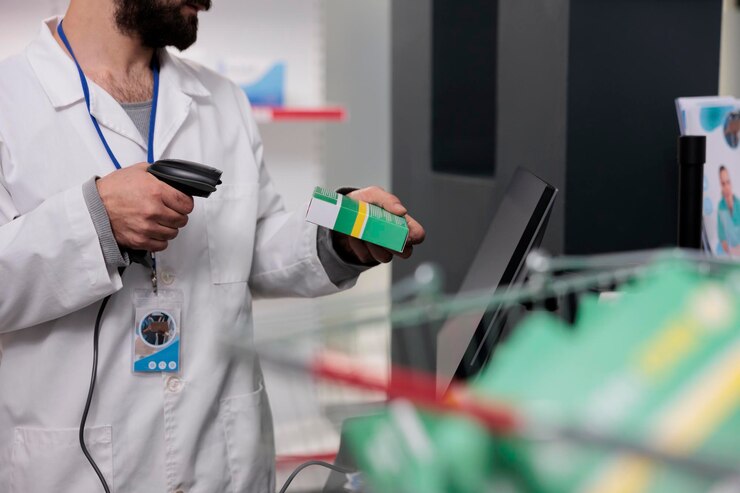 Foto gratuito farmacéutico hombre que sostiene un escáner de tienda que lee los códigos de barras de todos los medicamentos y paquetes para garantizar la precisión en la dispensación de medicamentos. empleado de farmacia trabajando en farmacia, comprobando suplementos