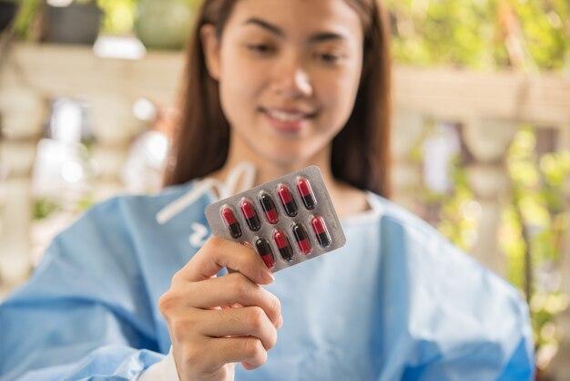 Farmacéutico de la mujer que sostiene la medicina de la prescripción de la orden del doctor