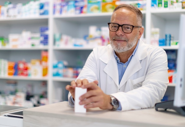 Foto gratuita farmacéutico en el trabajo