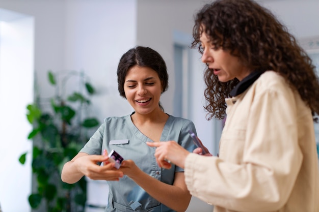 Foto gratuita farmacéutico en el trabajo