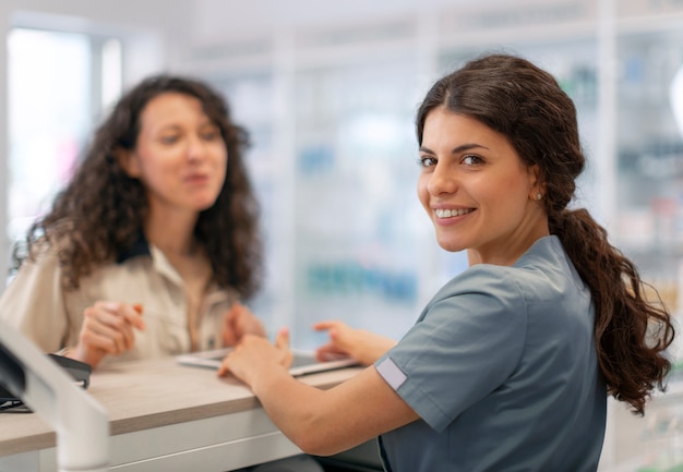 Foto gratuita farmacéutico en el trabajo