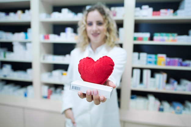 Farmacéutico en uniforme blanco con medicamentos para enfermedades cardiovasculares