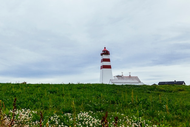 Faro de Alnes en la isla de Godoy cerca de Alesund; Noruega