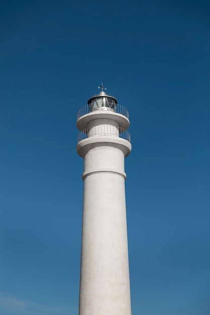 Foto gratuita faro de ángulo bajo con cielo despejado.