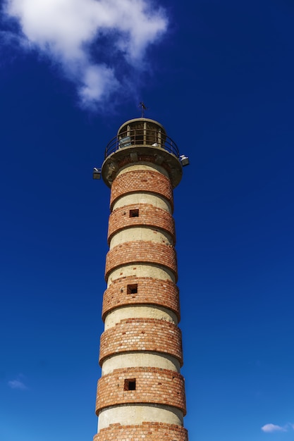 Faro bajo un cielo azul y la luz del sol en Belem