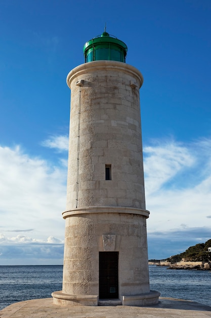 Faro marítimo cerca del mar