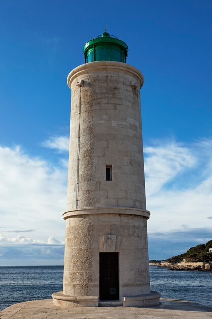 Faro marítimo cerca del mar