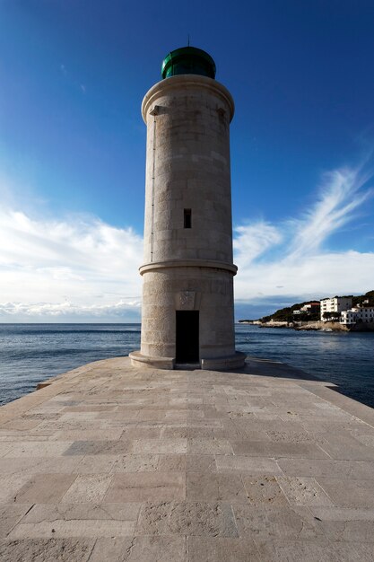 Faro marítimo cerca del mar