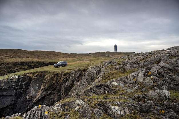 Faro de Mieras en los acantilados de Valdovino bajo un cielo nublado en Galicia, España