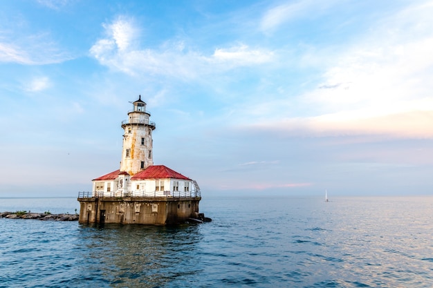 Foto gratuita faro del puerto de chicago bajo el cielo nublado