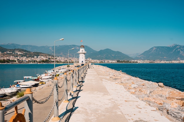 Faro en puerto. Turquía, Alanya.