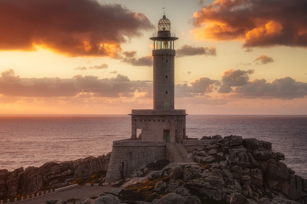 Faro de Punta Nariga en Galicia, España al atardecer