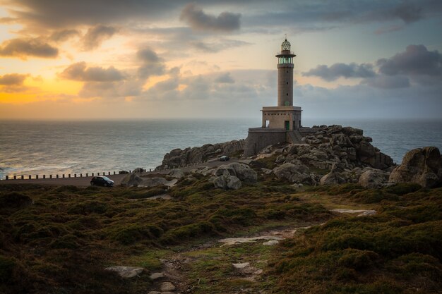 Faro de Punta Nariga en Galicia, España