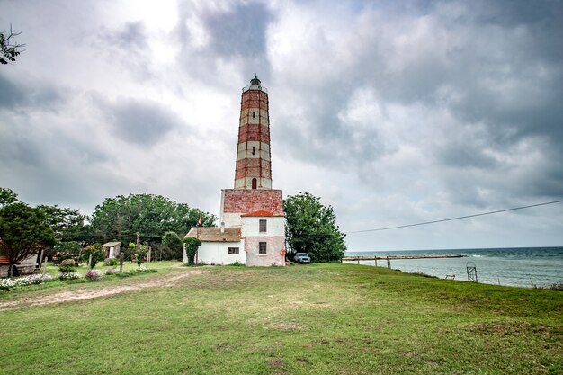 Faro de Shabla con cielo nublado de fondo en Bulgaria