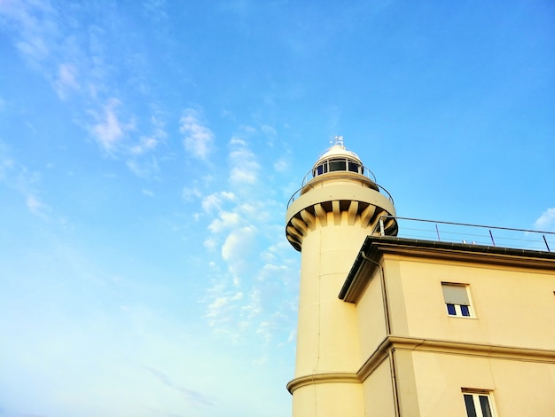 Faro tocando el cielo despejado en la playa de San Sebastián, España