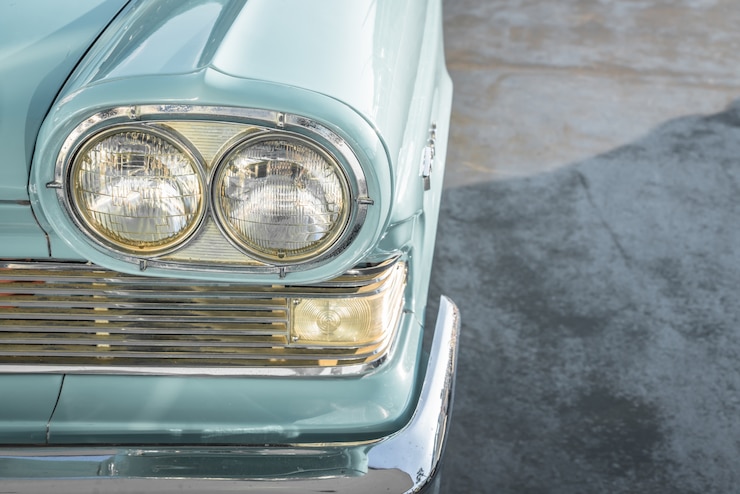 Foto gratuito los faros de un coche de época. (imagen procesada vendimia filtrada