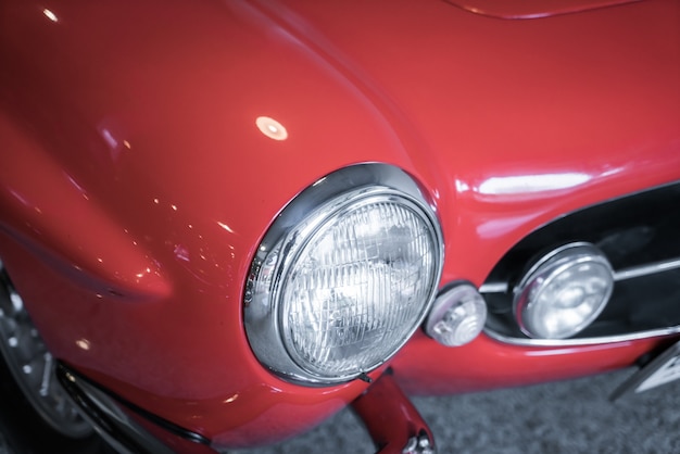 Los faros de un coche de época