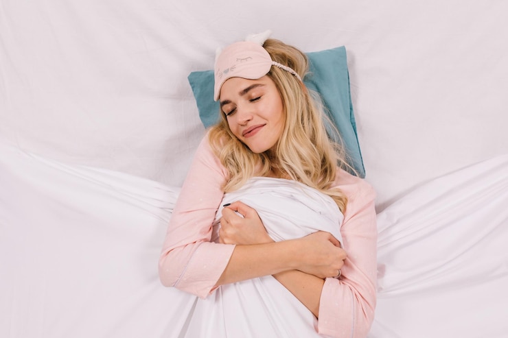 Foto gratuito fascinante chica rubia durmiendo en su cama